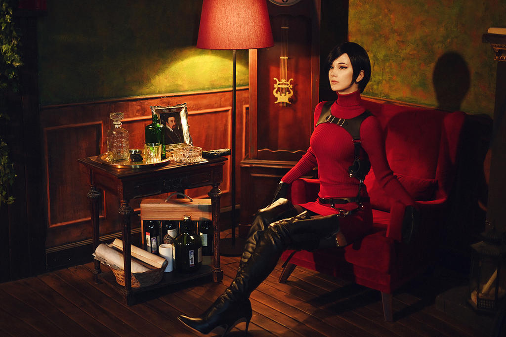 Resident Evil 4 Cosplayer Becomes a Disturbingly Haunted Ada Wong