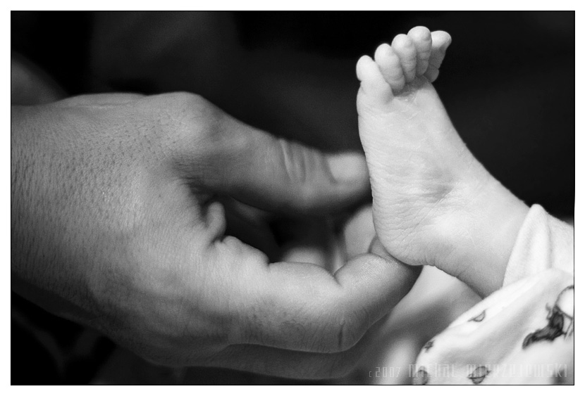 Целовал ноги маме. Ножки малыша в руках папы. Прикосновение к ребенку. Ножки малыша в руках. Младенец на руках.