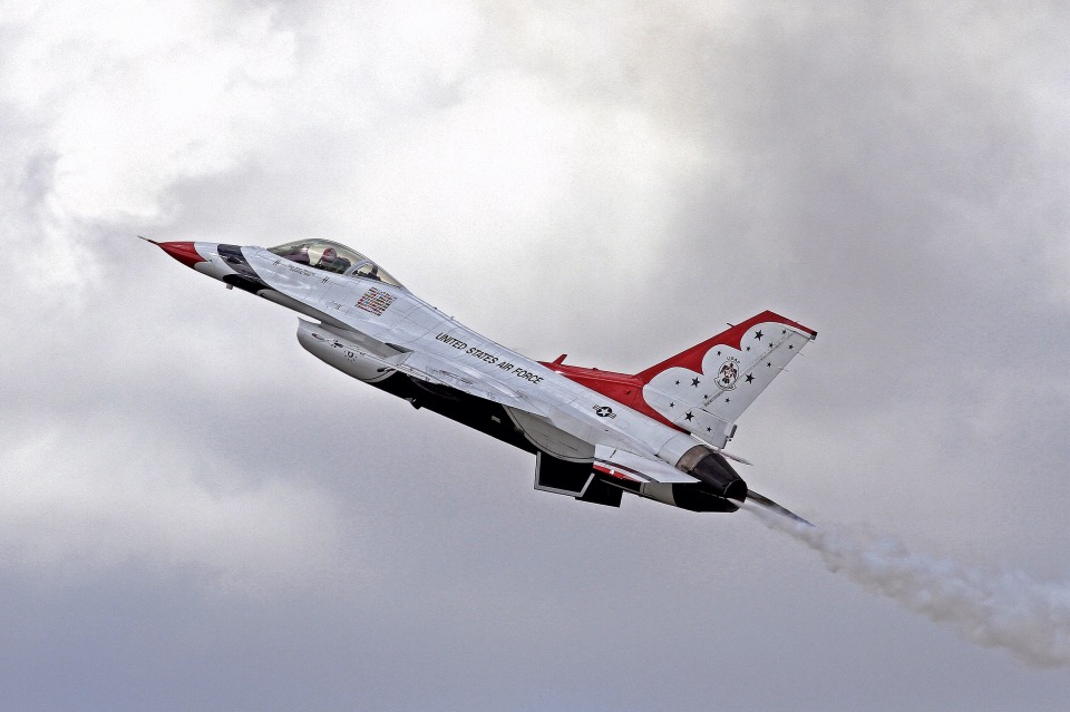 USAF Thunderbirds opposing solo (#5)