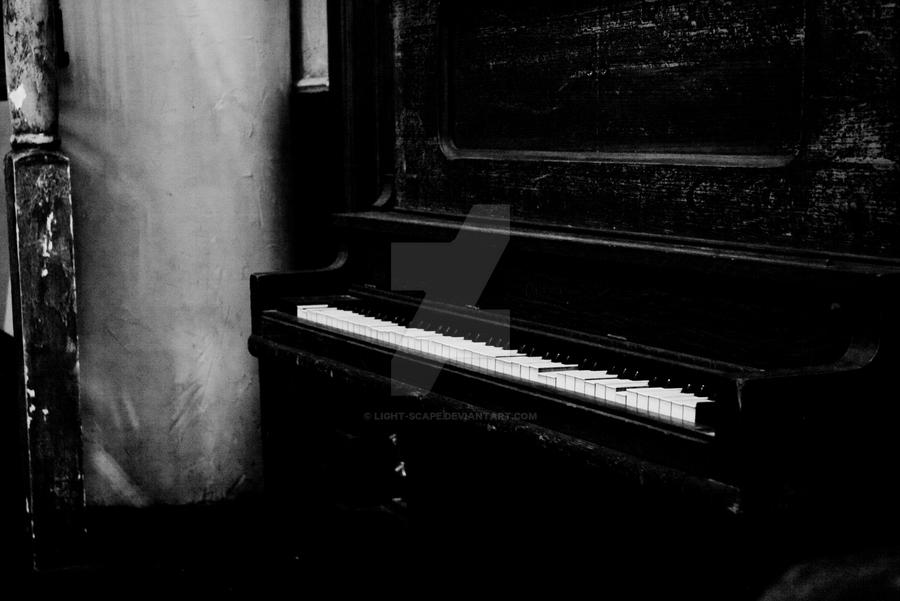 Dark b-w Piano