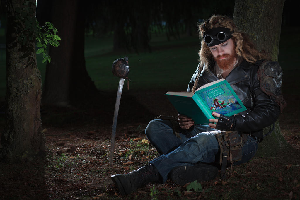 Необыкновенным рассказчиком. Фотосессия парня в лесу с книгой. Мужчина с книгой. Мужик в лесу. Мужчина в жутком лесу с книгой.