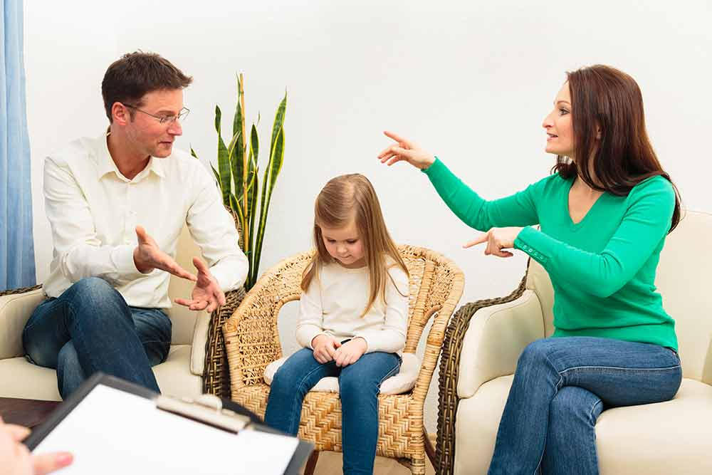 Жизнь в квартире родителей. Ссора родителей. Психолог и родители. Родители ругаются. Психолог родители и дети.