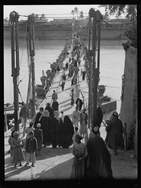 Iraqis cross over the Tigris in Baghdad, 1932