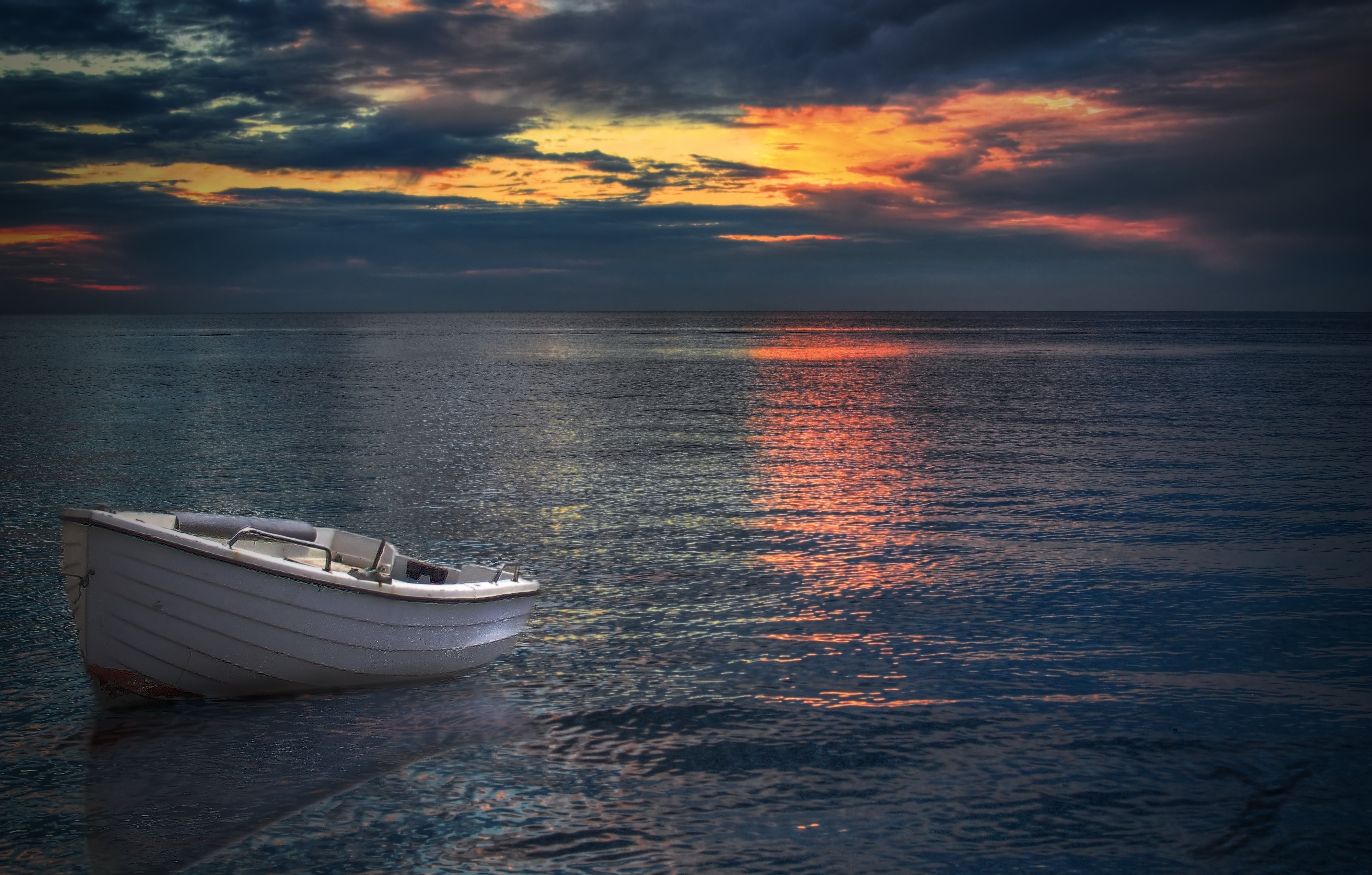 White boat - HDR