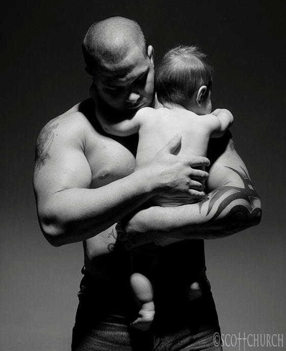 Отец и младенец. Мужчина с ребенком на руках. Мужчина с младенцем. Папа с малышом на руках. Сильный мужчина и ребенок.
