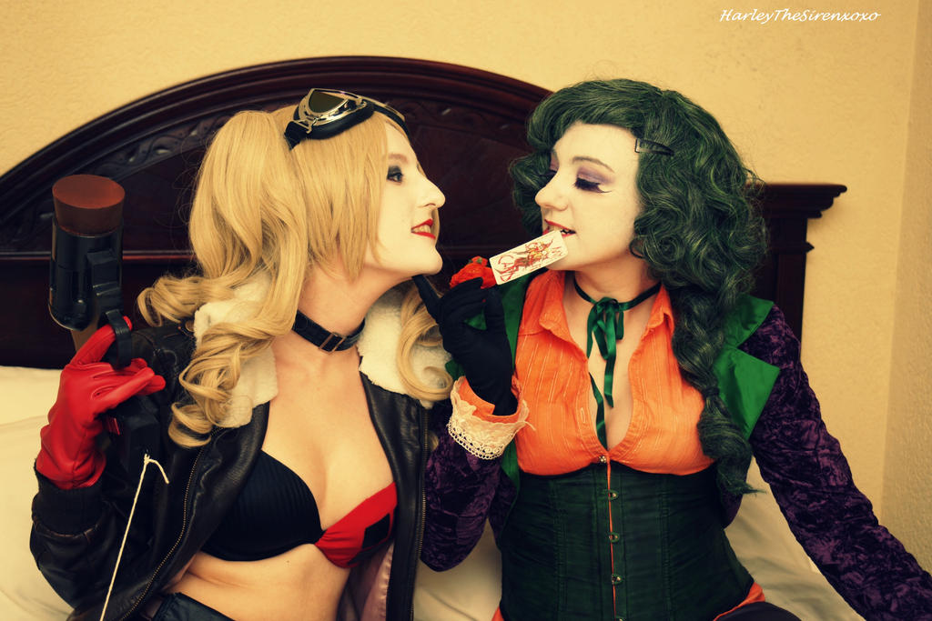 Bombshell Harley Quinn: Seduction By Smiles