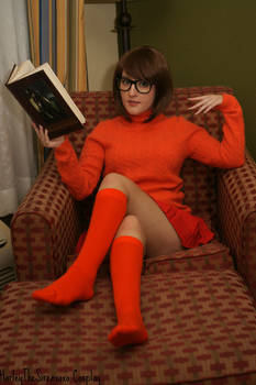 Velma Dinkley: Book In Hand