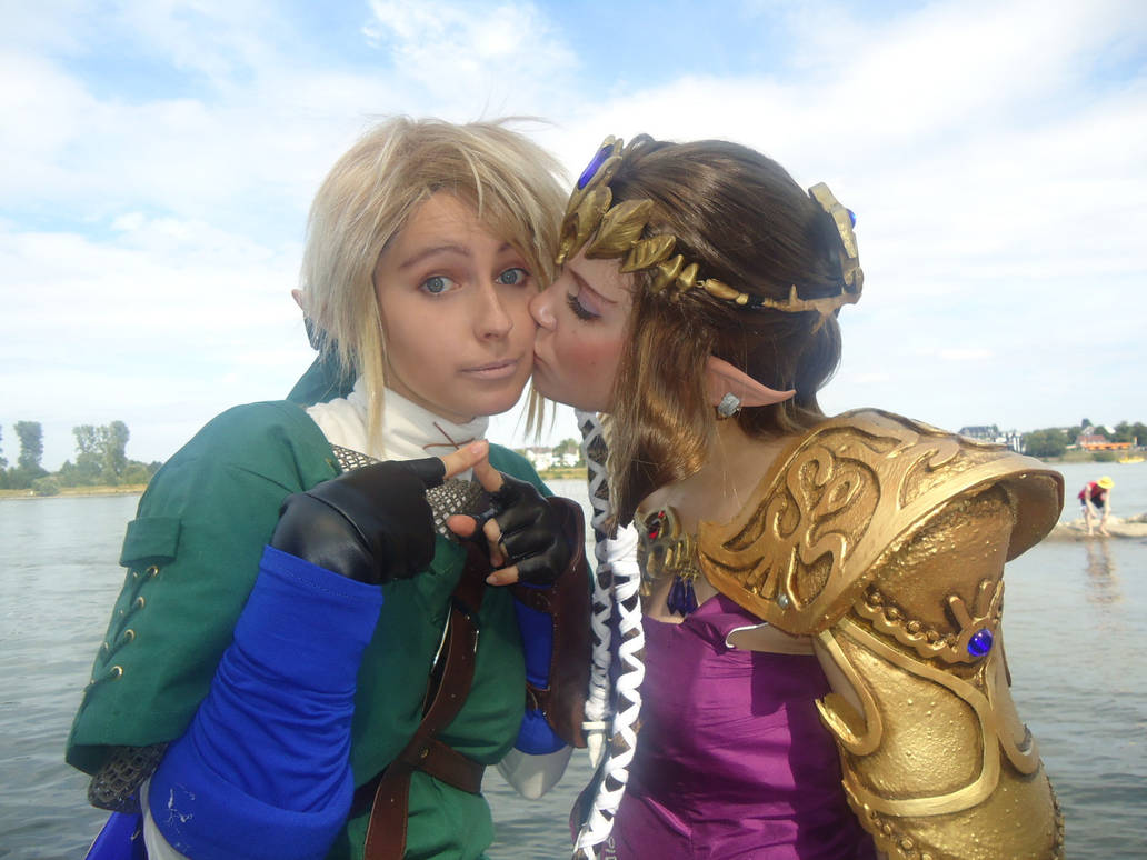 Zelda Cosplay: Shy kisses