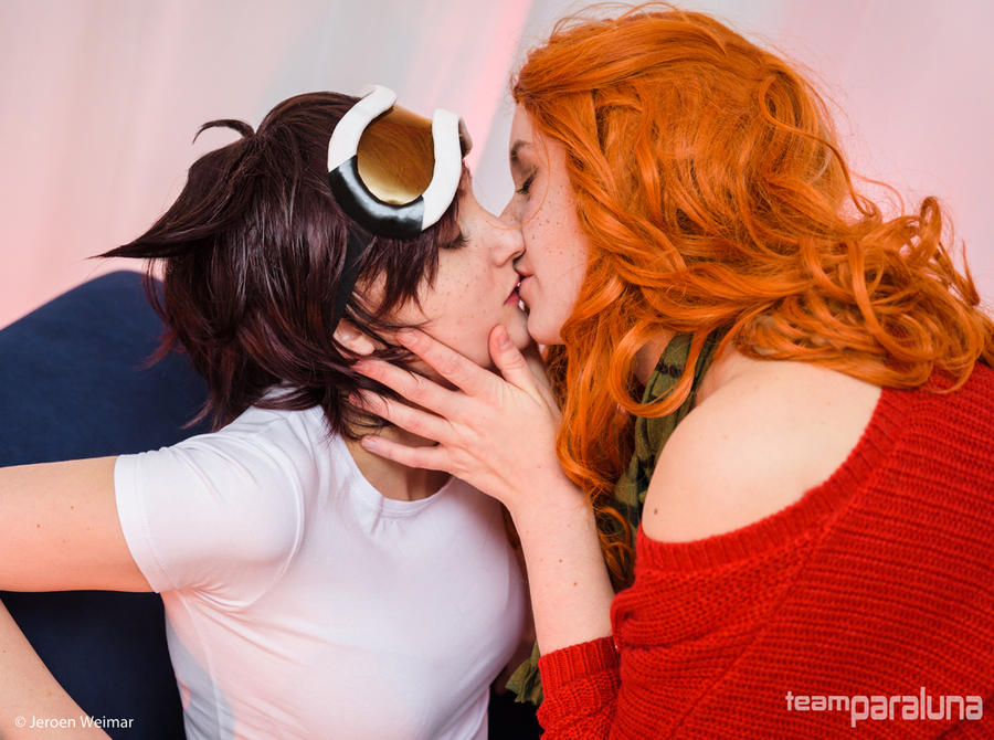 Cosplayers de 'Overwatch' recriam beijo de Tracer e namorada; veja