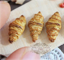 1/12 scale miniature : French croissant.