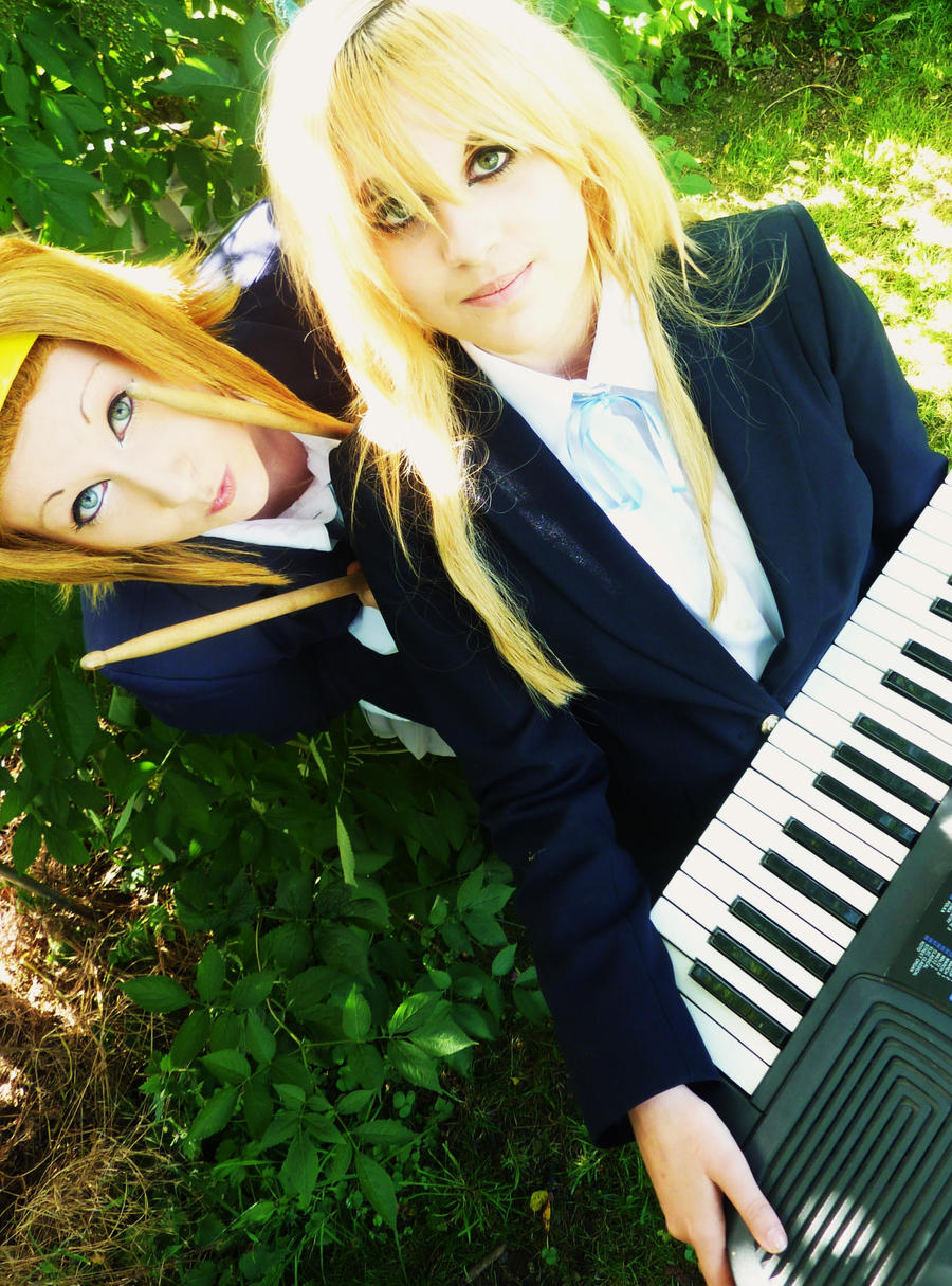 Ritsu and Mugi cosplayers - K-ON