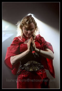 Liv Kristine praying