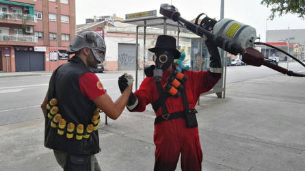 TF2 PYRO AND HEAVY TAUNTING COSPLAY