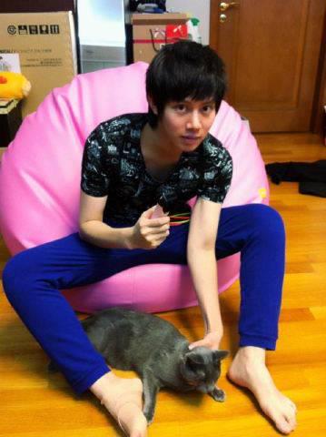 HeeChul and  his lovely cat