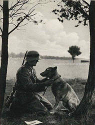 Ein Soldat und sein Hund