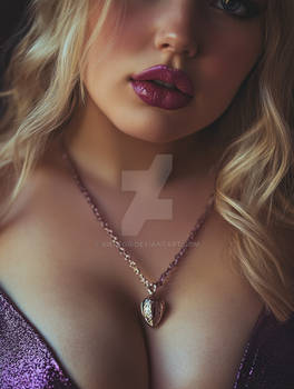 Closeup of Ida's cleavage
