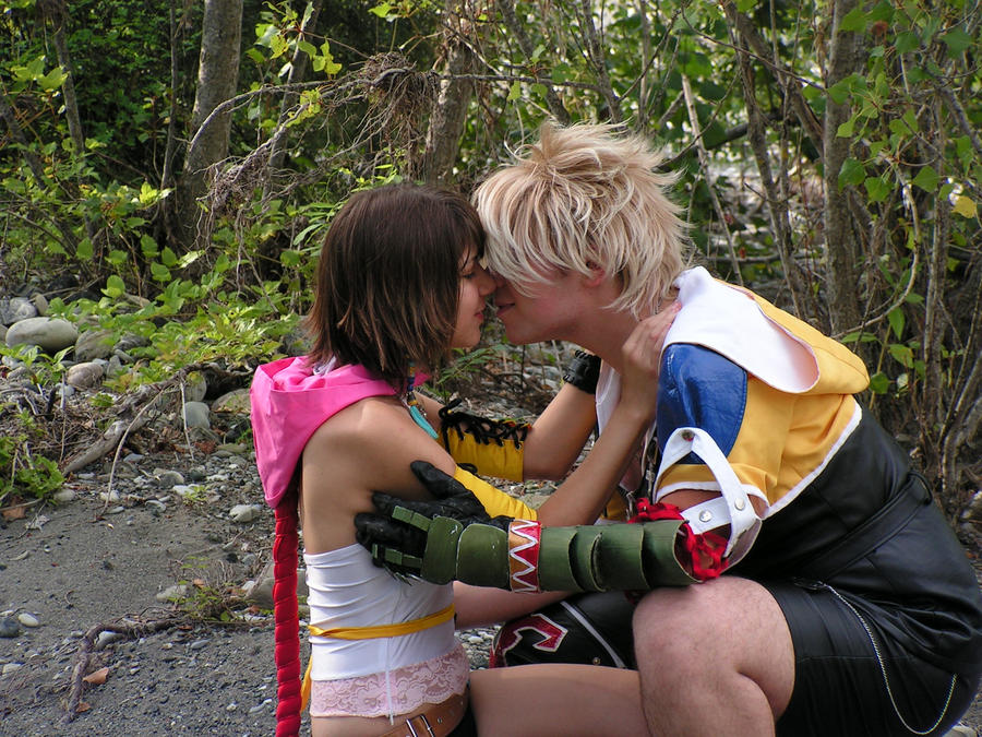 Yuna and Tidus kissing