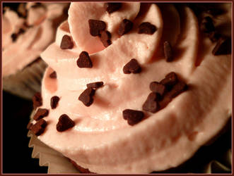 raspberry chocolate cupcake by BerryAntoinette