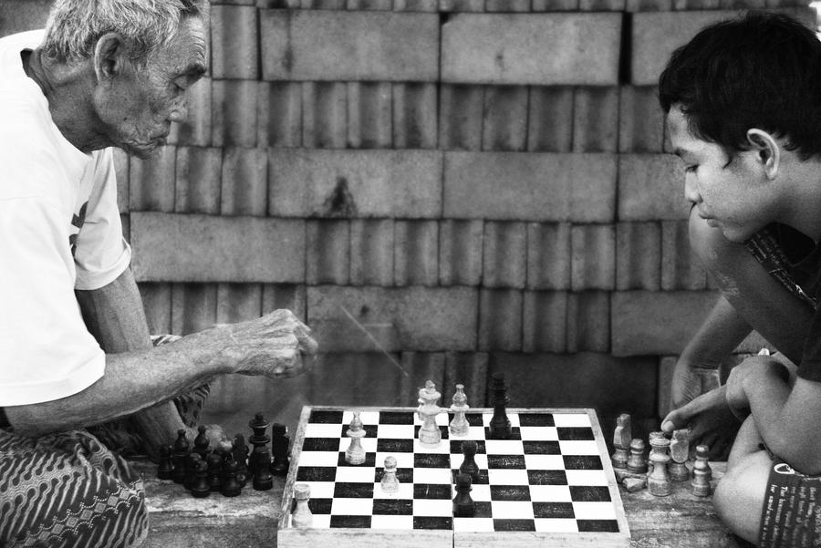 Мужчины играют в шахматы. Шеннон шахматы. Сэм Шэнкланд шахматы. Аскар Сайлауович шахматы. Дети играют в шахматы.