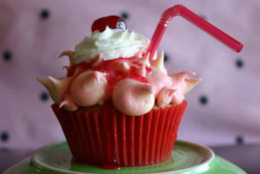 Rapsberry Cream Soda Cupcake