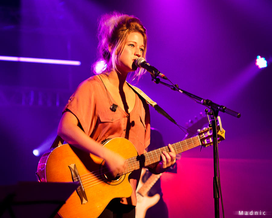 Selah Sue in concert by Madnic on DeviantArt