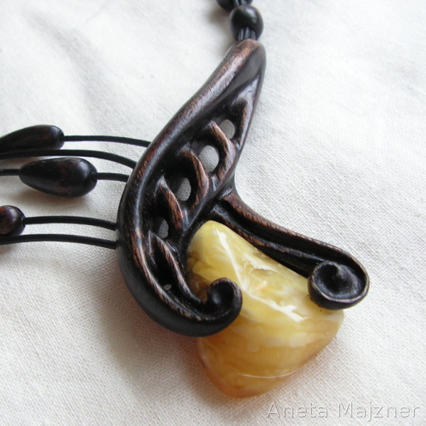 Amber and wood necklace 1317