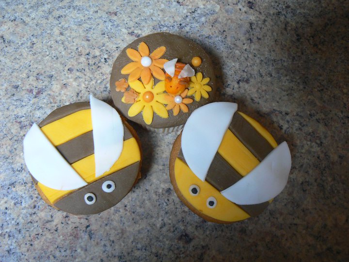 bee cupcake