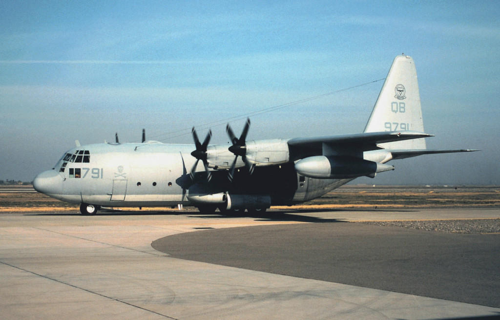 C 130 50. C-130 Hercules. Самолёт Kc-130f. Заправщик Kc-130. Геркулес самолет Говард.