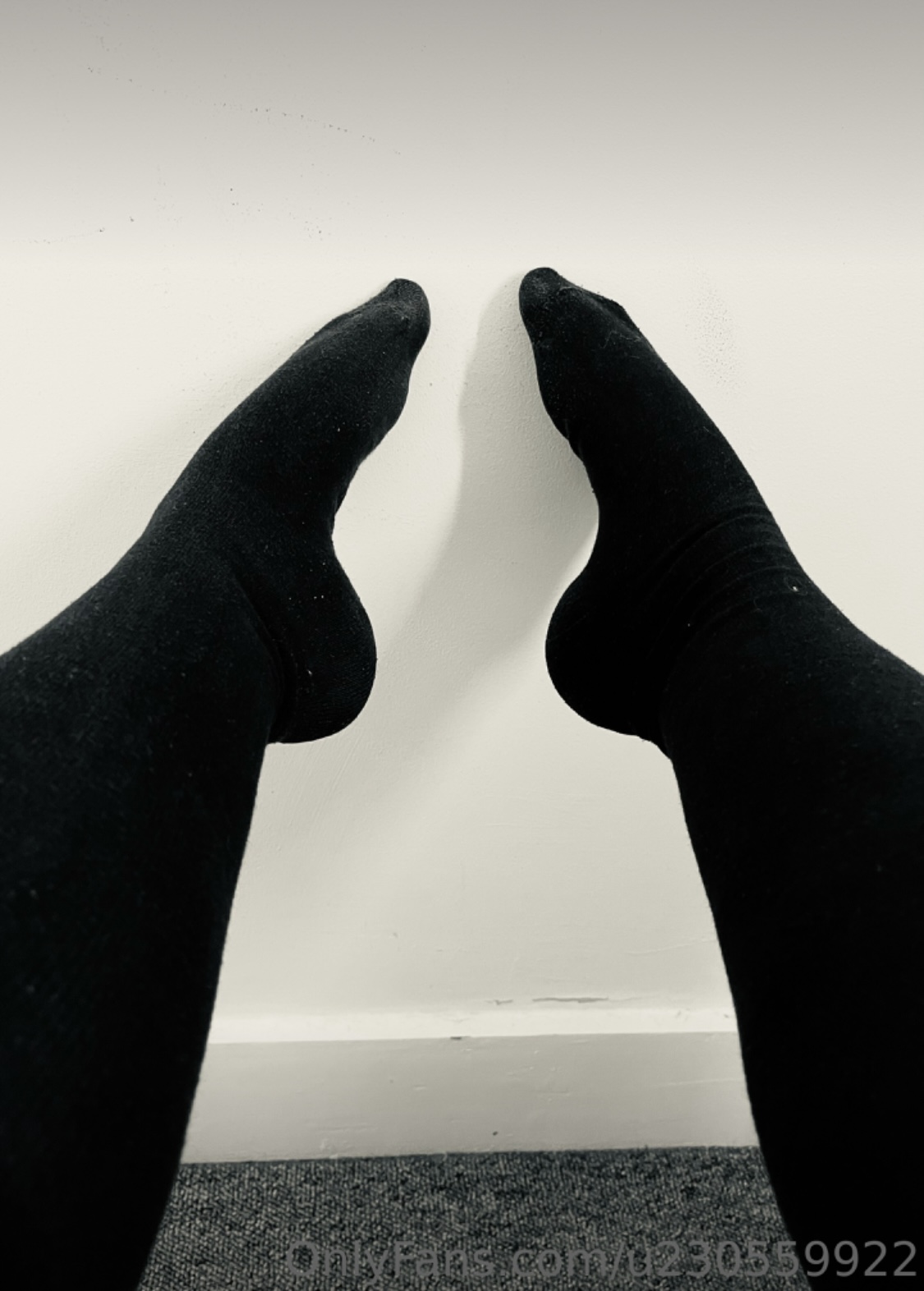 Foot Poses Deviantart Foot pose by SophBW on DeviantArt
