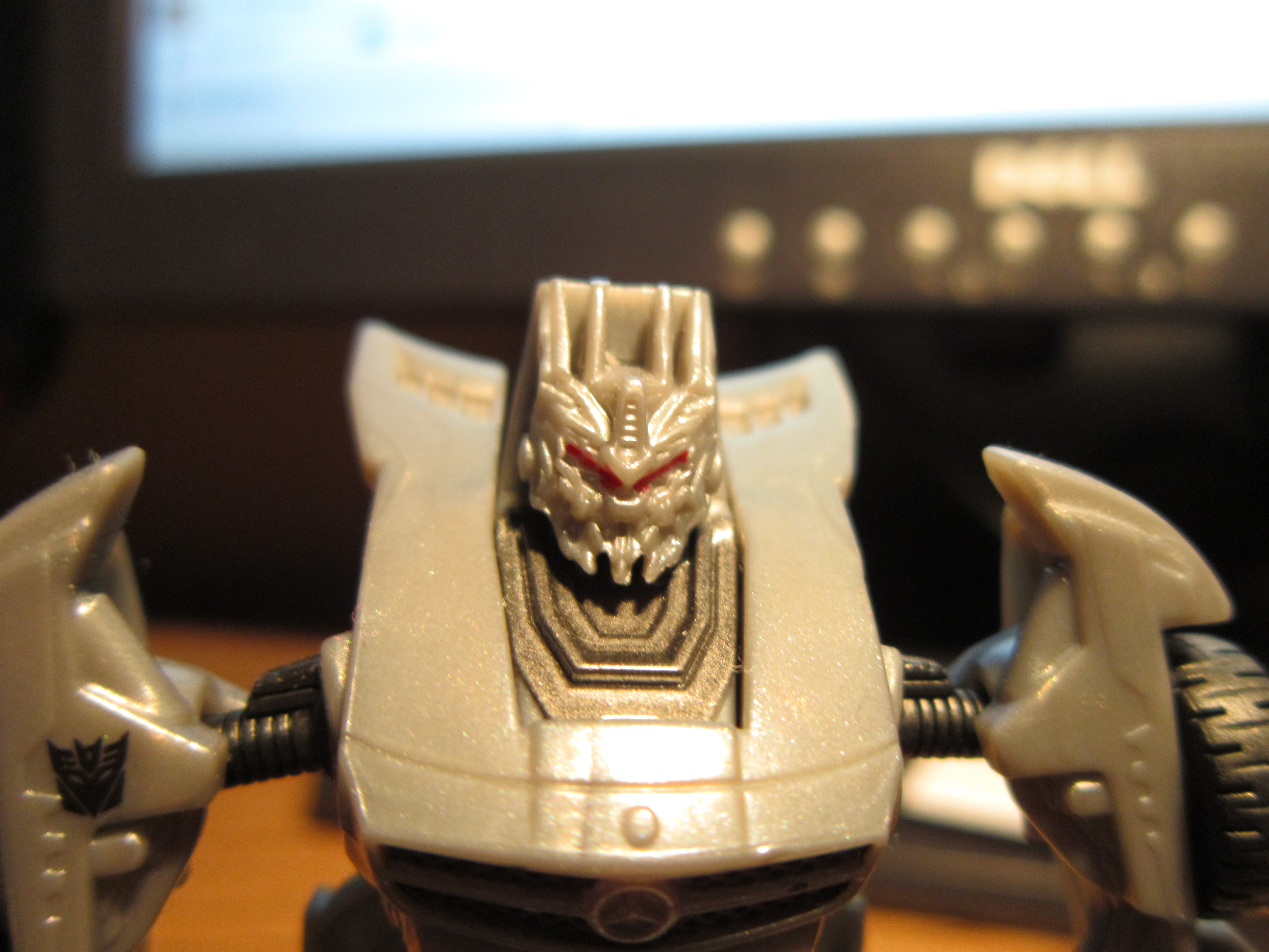 Macro Legends Soundwave