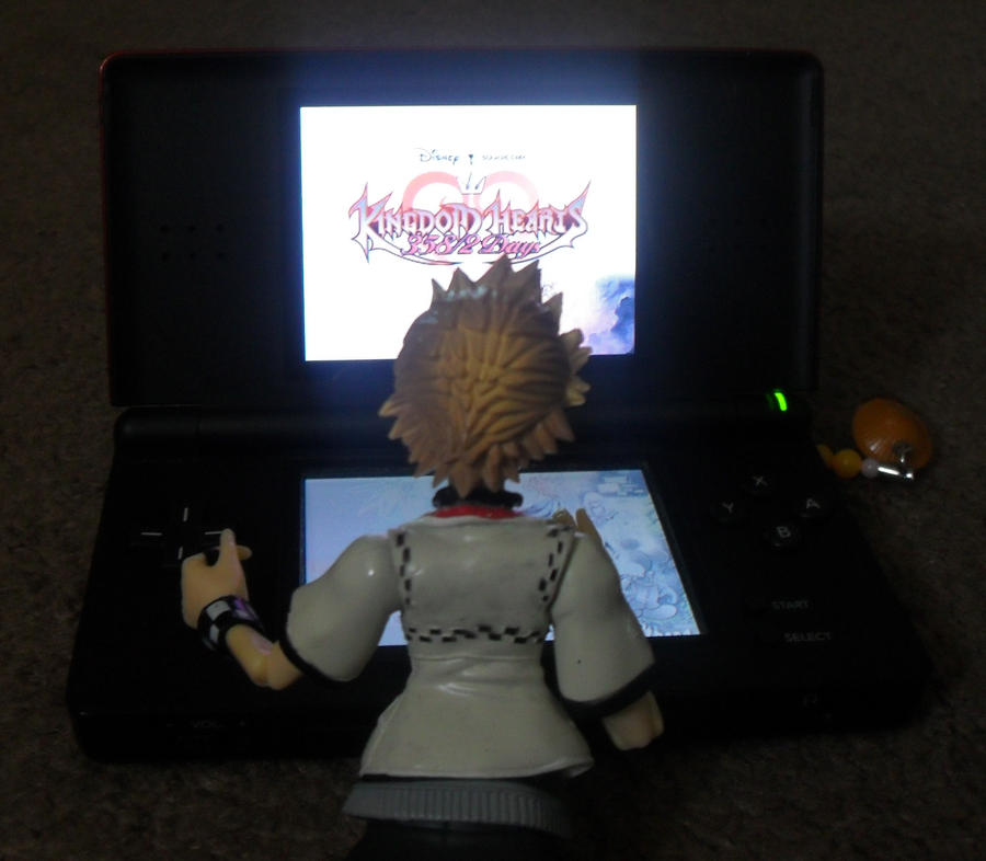 roxas isplaying kingdom hearts