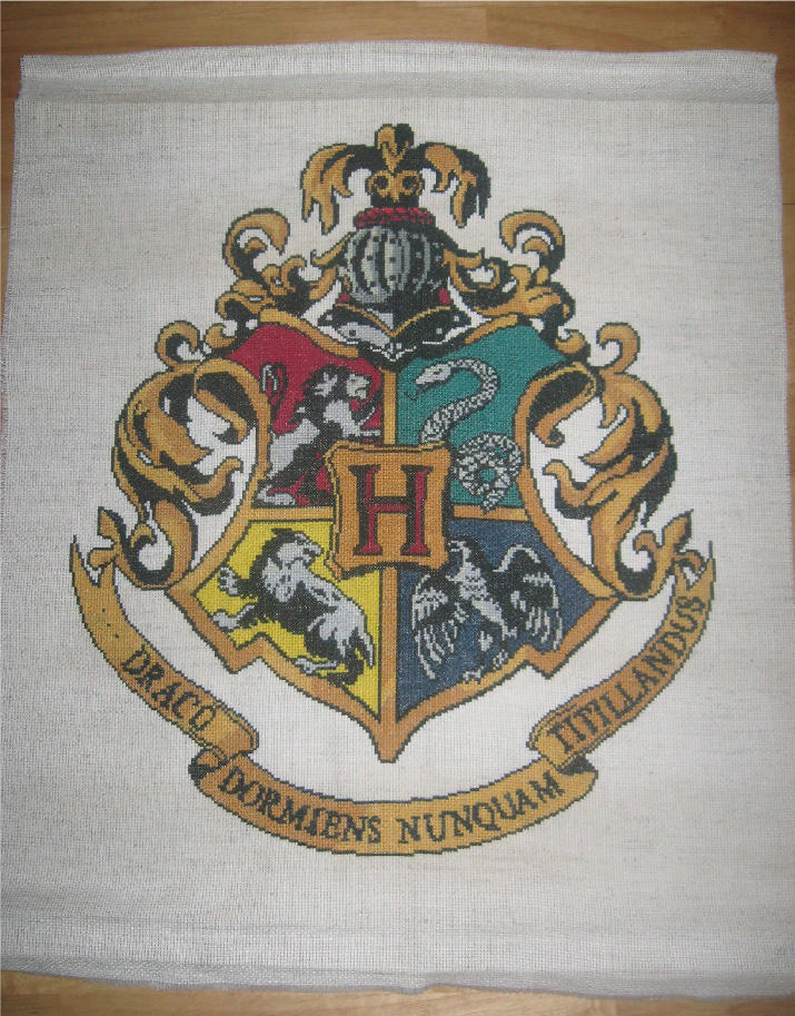 Hogwarts Crest - Cross Stitch by Craftigurumi on DeviantArt