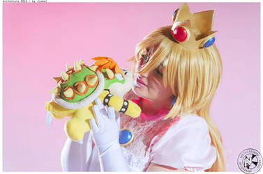 Princess Peach cosplay by DrNera