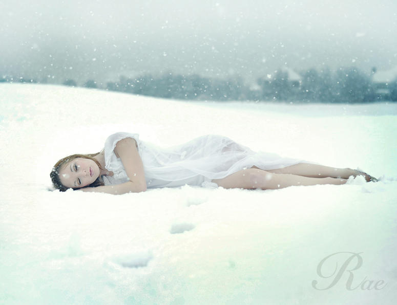 Замерзшая душа глава. Снег лежит. Девушка лежит на снегу. Девушка лежит. Фотосессия на снегу.
