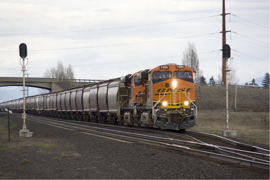 BNSF 7205 At Otis Orchards