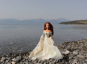 Elven Queen Esteliel on the beach by Menkhar