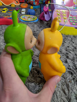 Dipsy and La La figures kissing