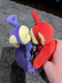 Tinky Winky and Po plush toys kissing