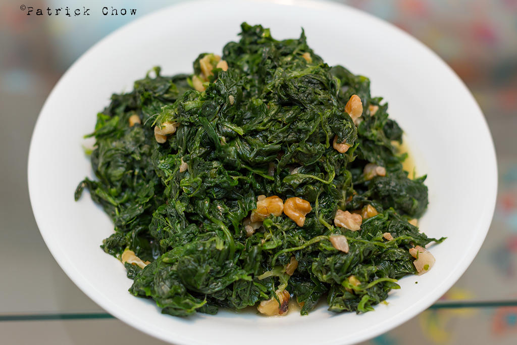 Spinach with walnut