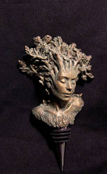 Dryad winestopper, front view