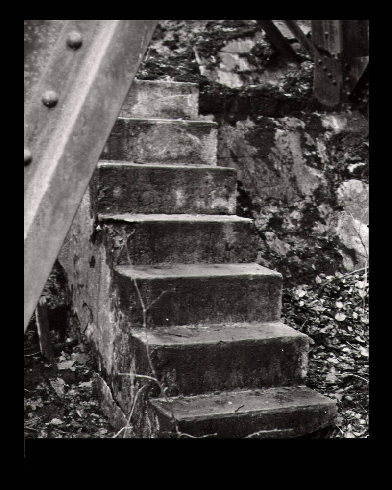 Crumbling Stairs by IanSchmitt on DeviantArt