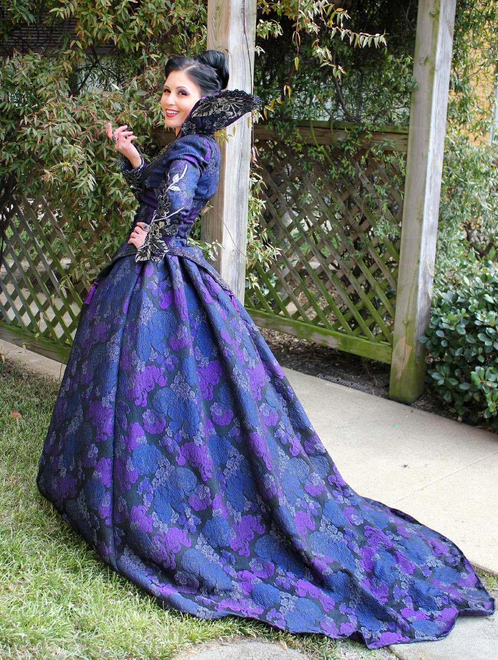 once upon a time regina purple dress The purple dress of Regina Mills (Lana Parrilla) in Once Upon a Time (S01)