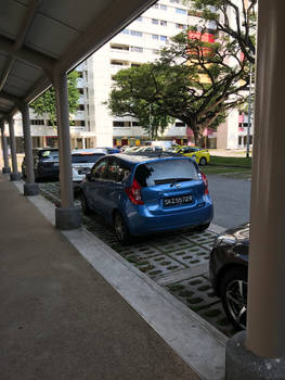 Blue Nissan Note (Versa Note)