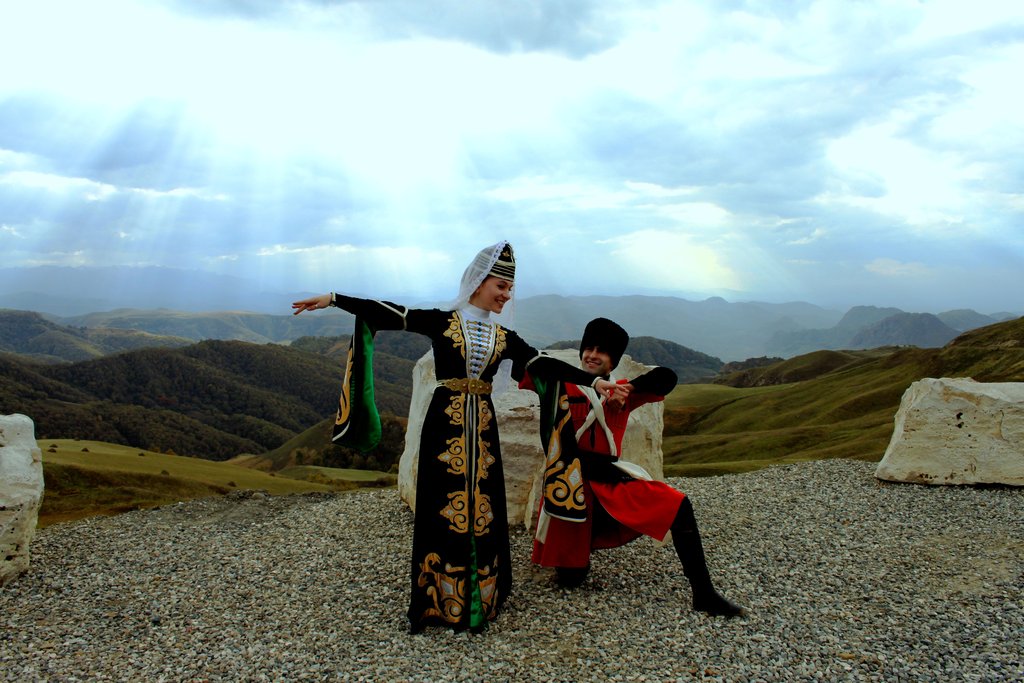 Карачаевцы это. Карачаевцы Карачаево Черкессия. Национальные танцы карачаевцев. Карачаевцы балкарцы Айран. Карачаевцы адетле.