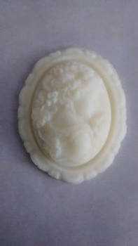 Cameo chocolat blanc jeune femme et raisins