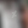 Retrato desnudo de morena pelo rizado en la playa