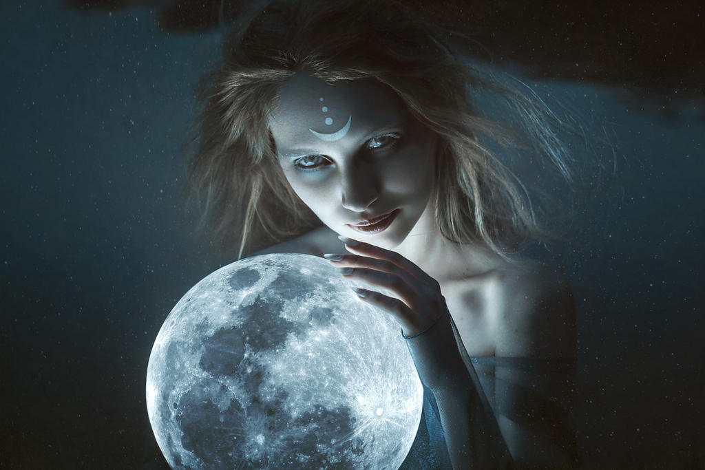 Луна грустный текст. Девушка-Луна. Лунная девушка. Девочка на Луне. Луна грусть.