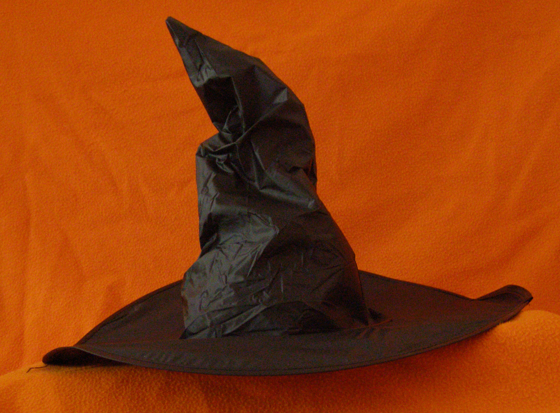 Hat of ... black..