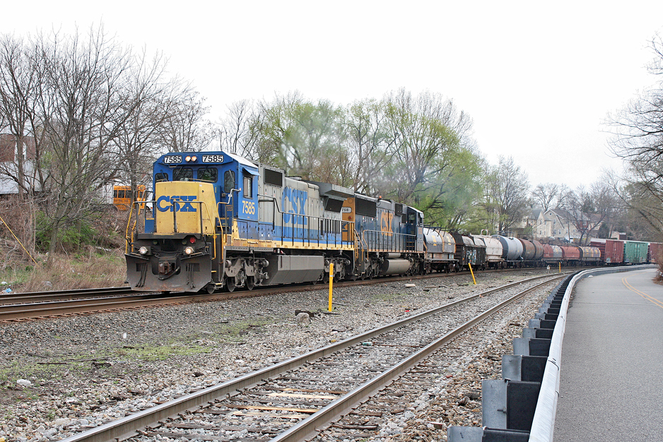 CSX 7585 on Q-438