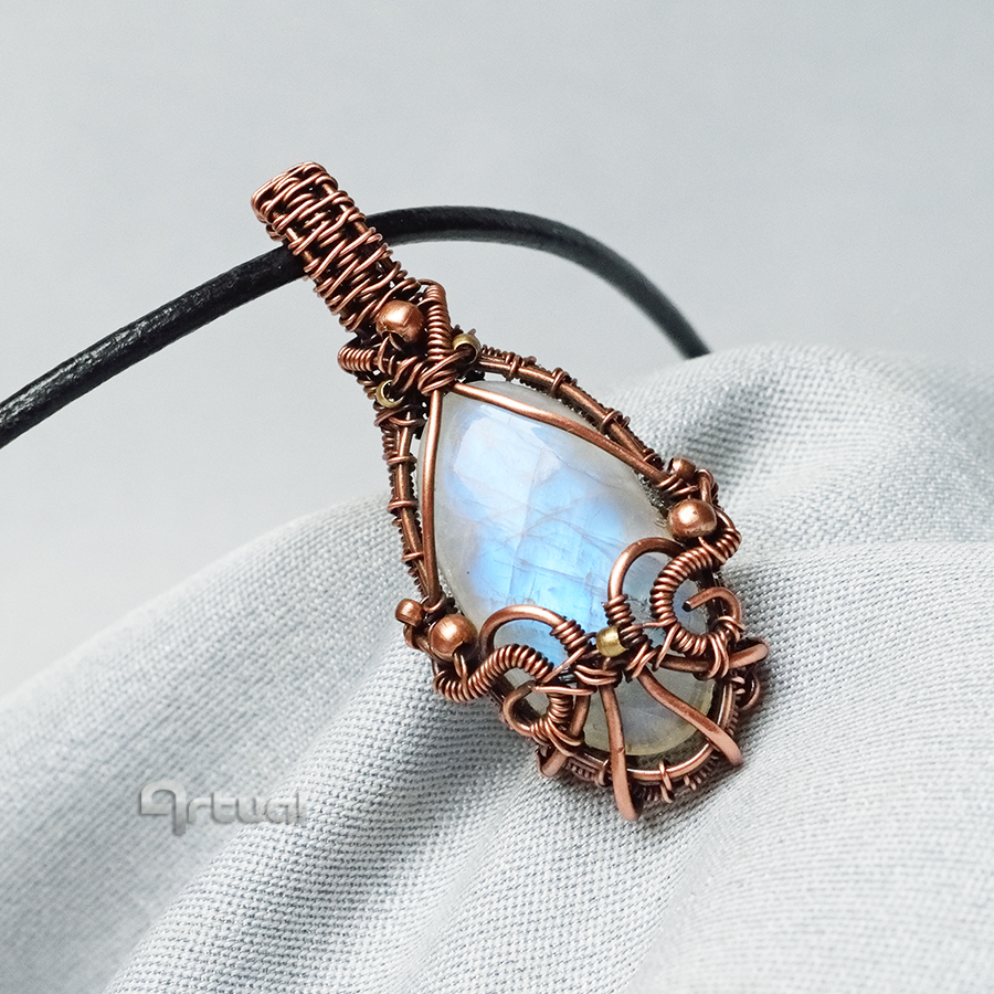 Wire pendant with Moonstone